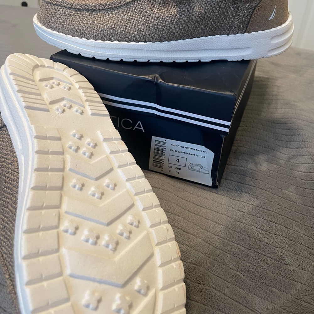 Nautica big boys camel/knit canvass shoes size 4